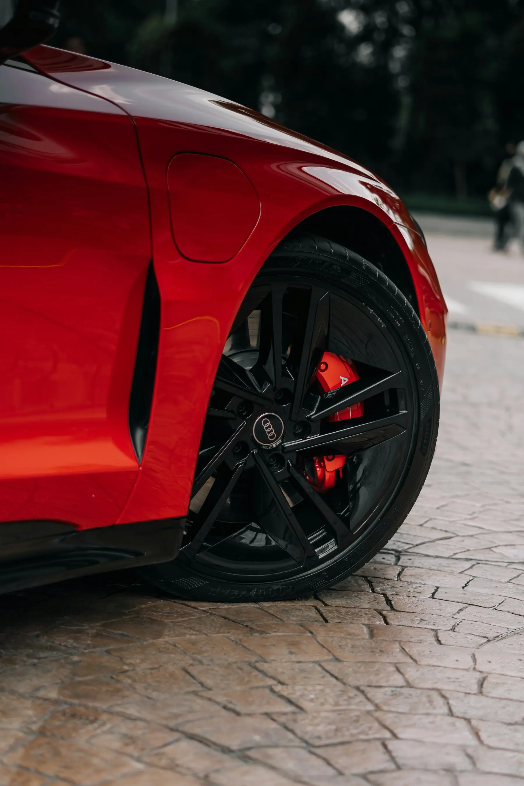 Performance car wheel and tyre